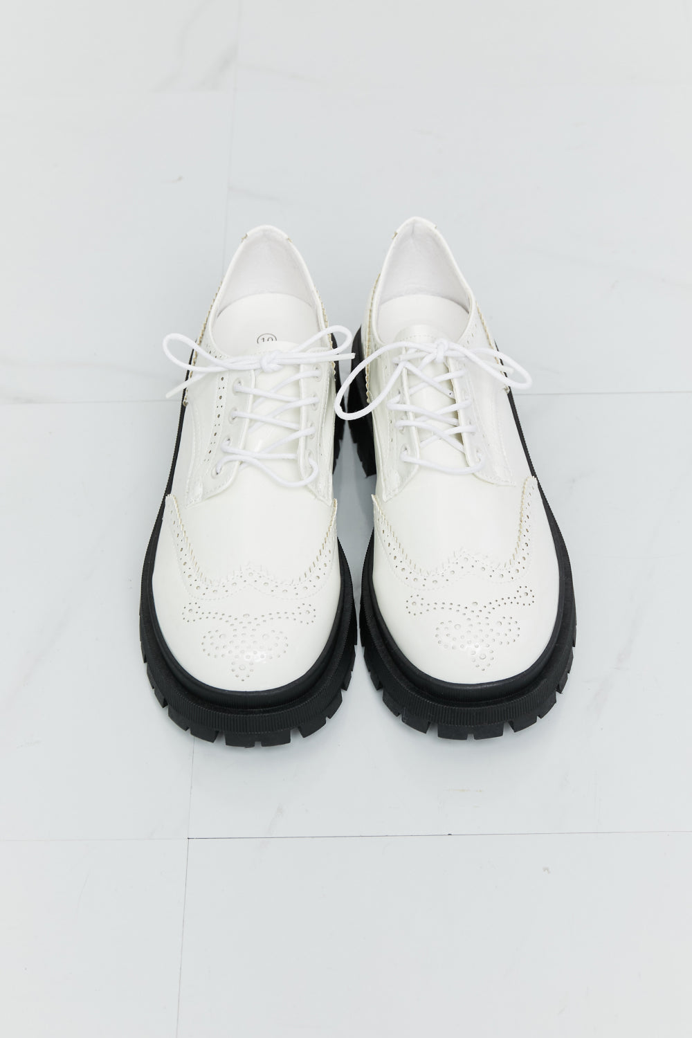 Lace-Up Round Neck Shoes